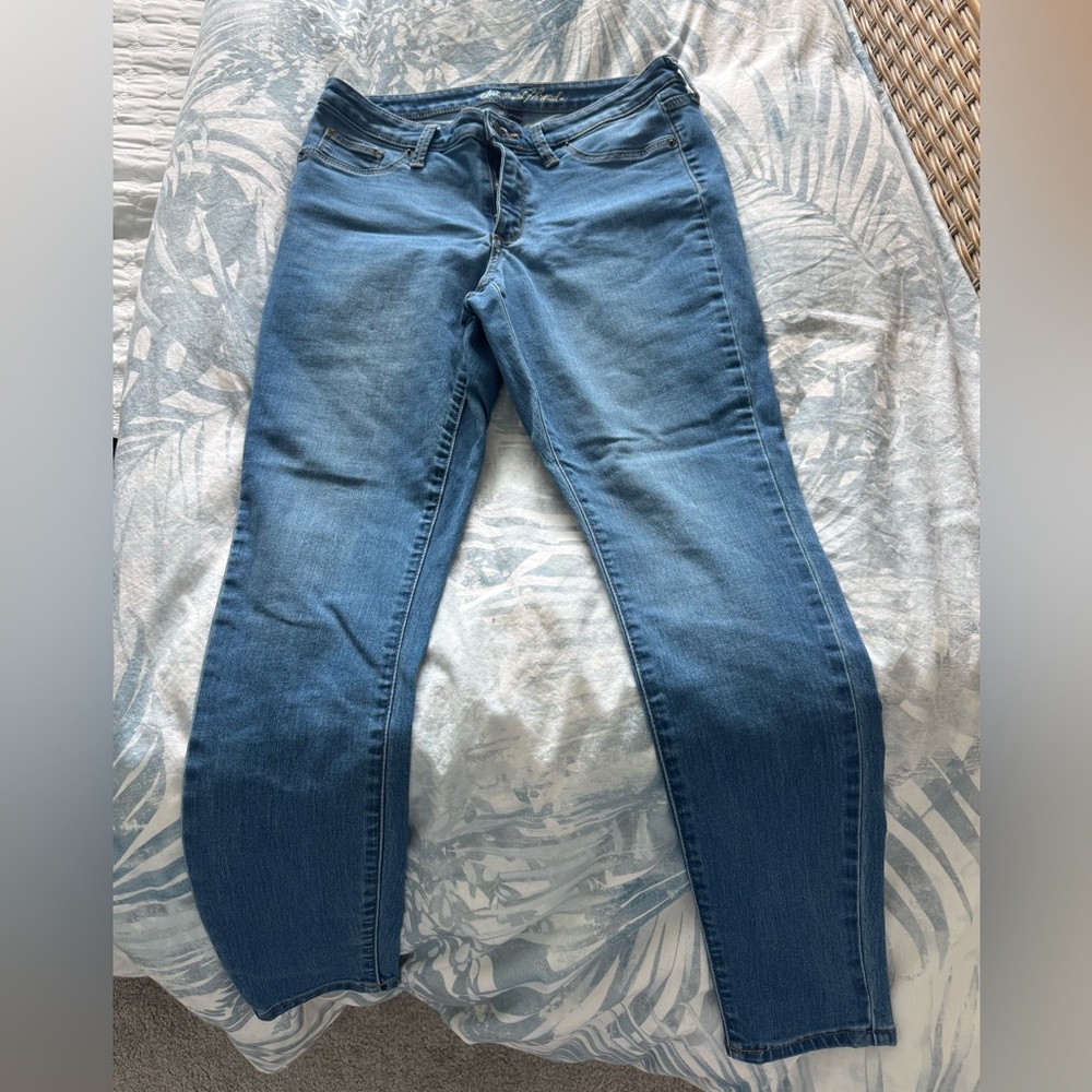 Universal Thread Women's Straight-Leg Jeans in Medium Blue Wash